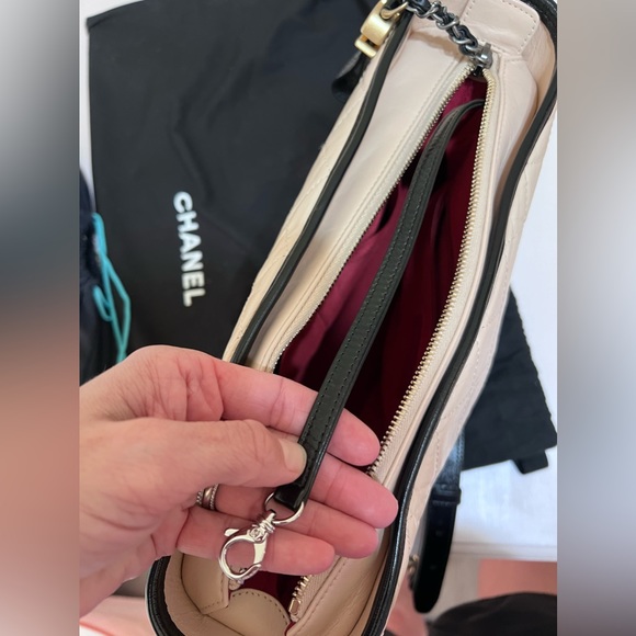 CHANEL 💯 Authentic medium two-toned Gabrielle Hobo - Picture 14 of 16